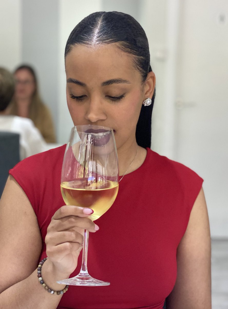 Lums_marques's tweet photo. Moda vinho, cada ano midjor 🥂🌹
05/08 https://t.co/V99Sy6UDeS