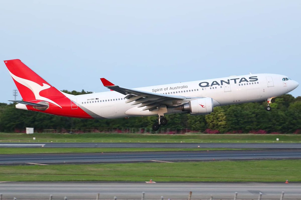 今回の成田遠征の締めはカンタス332でした。
到着時間が日没ギリギリで降りてくるまでかなりハラハラしましたが、何とか明るさが残ってる状態で降りてきてくれました。

Qantas Airways
A330-202/VH-EBO
Narita International Airport (RJAA/NRT)
03/MAY/2024