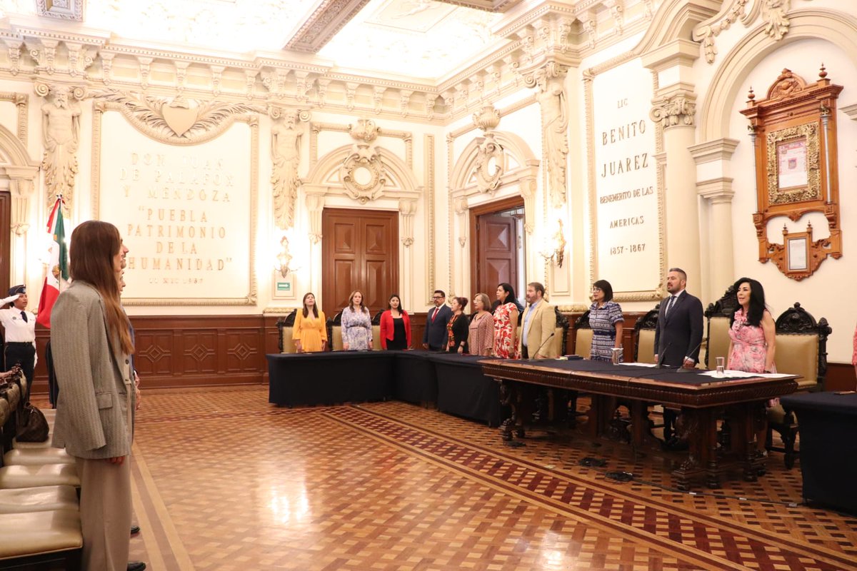 #InformaciónParaTi ℹ️
 Como parte de la Séptima Sesión Solemne de Cabildo, las y los Regidores entregaron la presea “Puebla de Zaragoza” al Dr. Guillermo José Ruiz y Argüelles, por su destacada trayectoria en materia de salud, en favor de los poblanos.