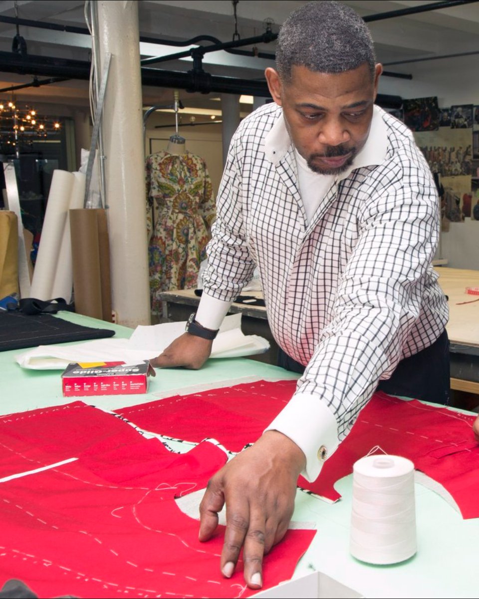 Discover the art of sewing with Henry A. Smith of @SoHarlemInc. 🧵 Join us on Saturday, May 18, to delve into the fashion history of the Harlem Renaissance. Explore Smith's creative process and craft your own tote bag. Learn more: met.org/4b1PGQs.