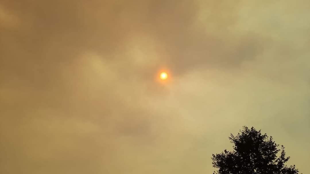 #Urgente. Incendio forestal de grandes proporciones en el norte de Huehuetenango oscurece varios municipios. Tomar muchas precauciones por favor.