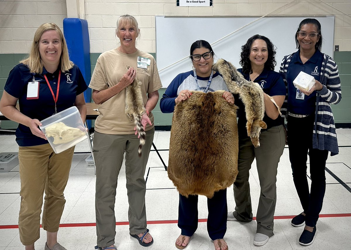 Thrilled to have Ms. Peterson from Alamo Area Master Naturalist at @NISDWWT Enrichment Academy! Exploring animal adaptations, skins, and skulls with 3rd grade – a fascinating journey into the wild! 🌿🐾 Thank you @TPWDparks for the mammal tubs!