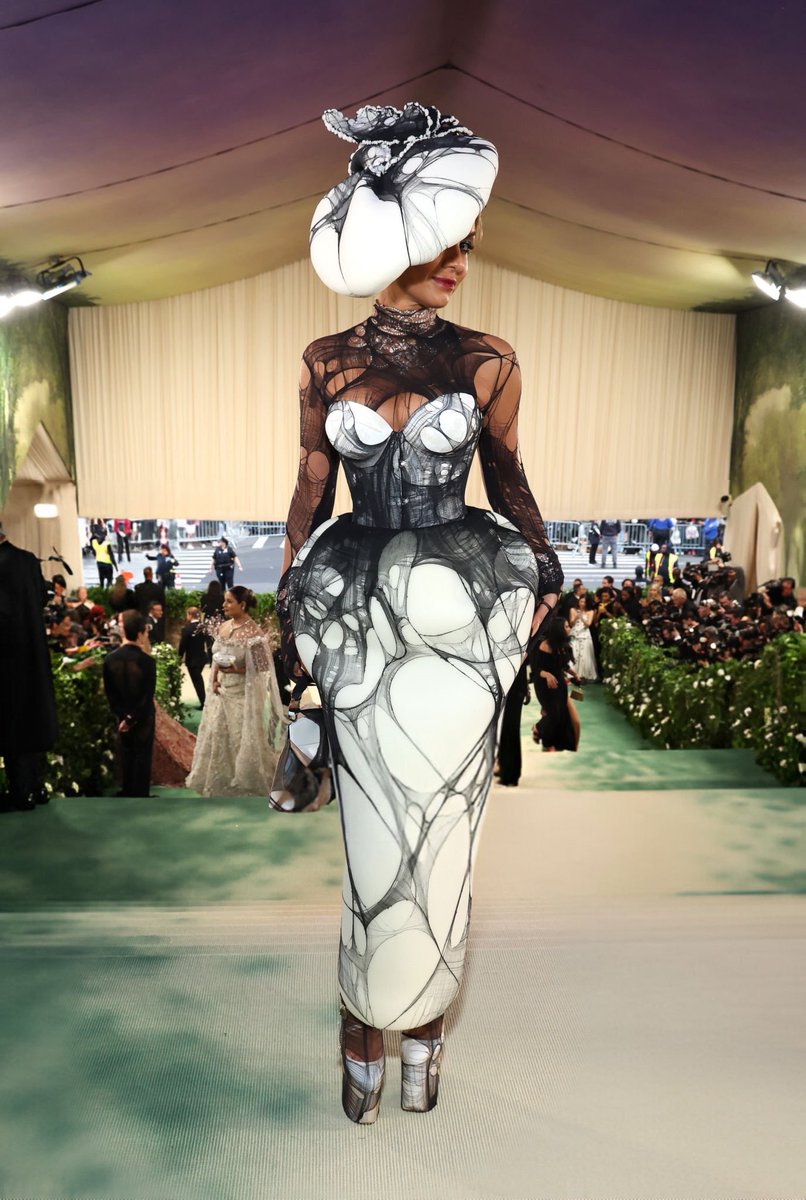 this Maison Margiela corset look on Natasha Poonawalla at the met gala will be stuck in my head for ages man