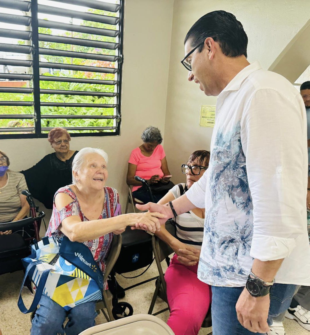 San Juan | Hoy, junto a mi compañero Jose Cheito Hernandez, visitamos la Egida las Teresas para llevar alegría a nuestros adultos mayores. También agradecemos al líder del residencial Monte Hatillo, Joito Rodriguez, gracias por su recibimiento.