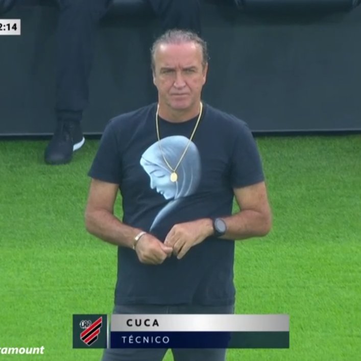 smilycap's tweet image. Cuca e o técnico do Rayo Zuliano estão com a mesma camisa KKKKKKKKKKK