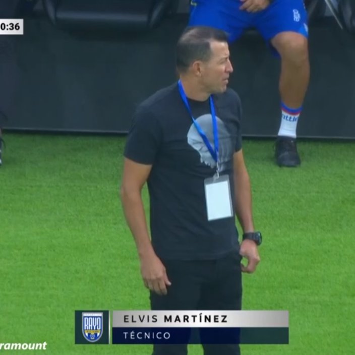 smilycap's tweet image. Cuca e o técnico do Rayo Zuliano estão com a mesma camisa KKKKKKKKKKK