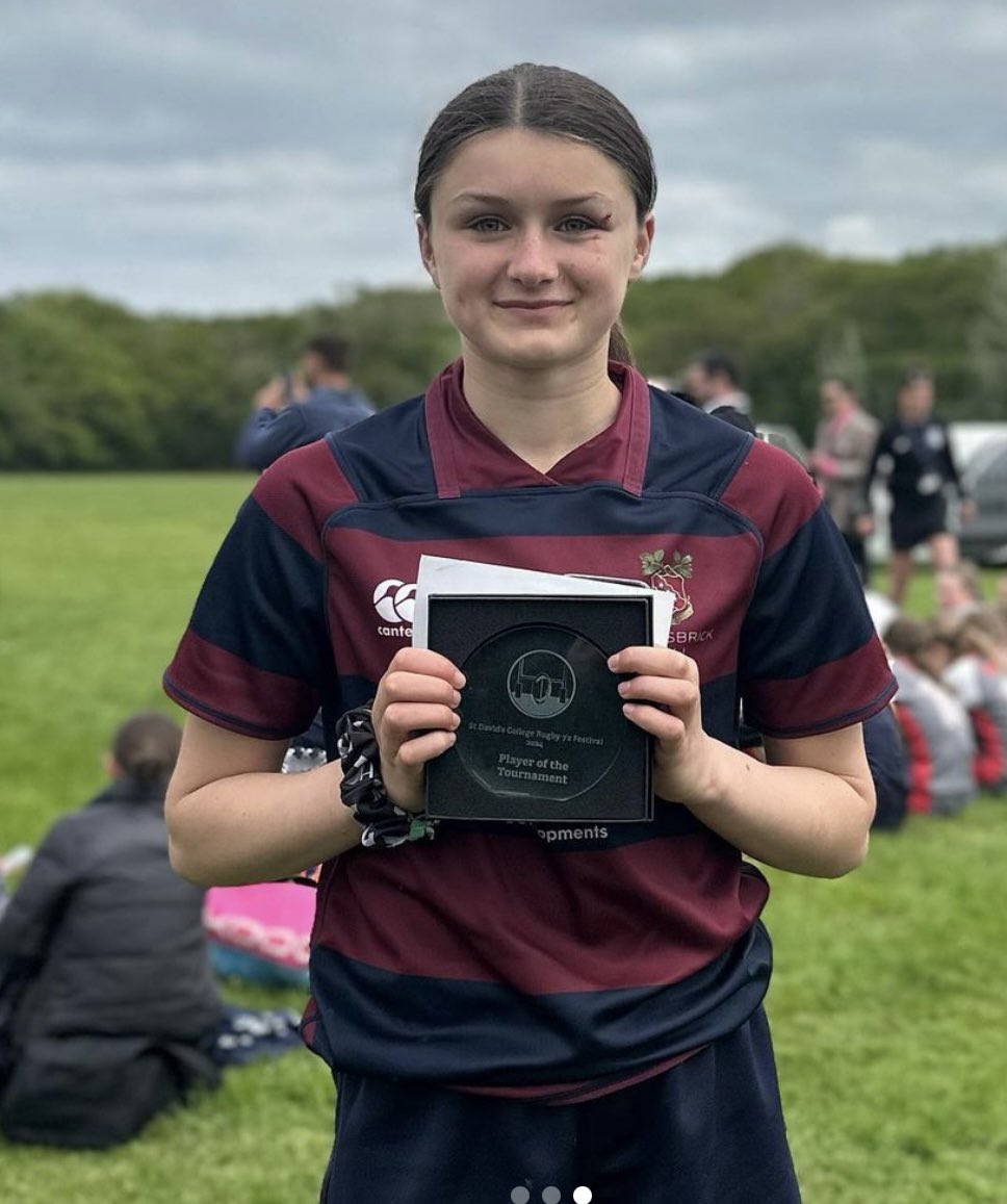 Congratulations to our U14 Girls Rugby team who have been playing in the St David’s rugby 7s this afternoon & congratulations to LR who was voted player of the tournament. We look forward to doing it again next year! #girlsrugby #RUGBYSHS 🏉🏉🏉🏉