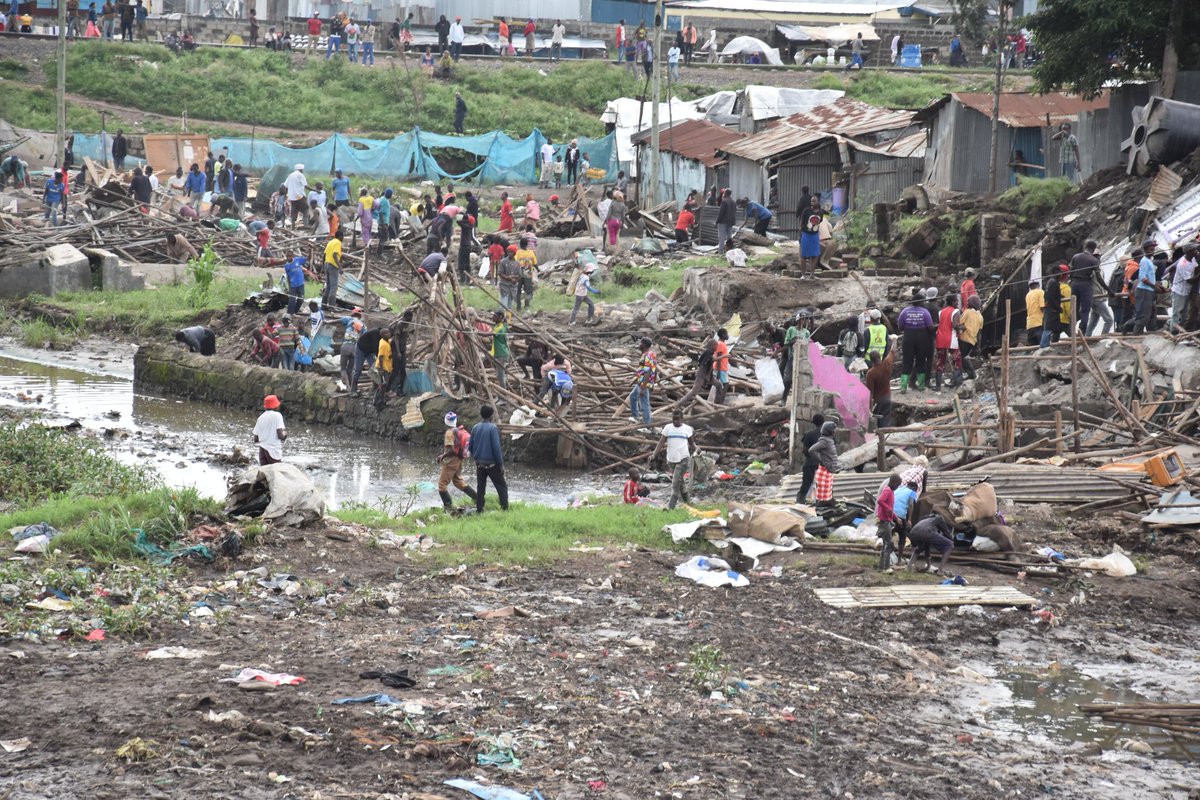 Demolition continues in Mukuru slums. More than 300 families have been left homeless. Many families are sleeping hungry let's support the SDGS zero hunger by 
Joining our movement  and making sure no person sleeps hungry #weneedyoursupport.
#showlove #jengajirani @famina