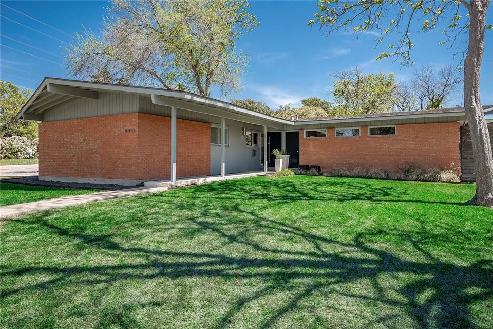 #midweekmodern It just does not get more Mid-century than the Disney Streets. Located along the Northaven Trail.

listed by Ed Murchison | Coldwell Banker Realty 

details >> citi.ly/g8z

#moderndallas #midcentury