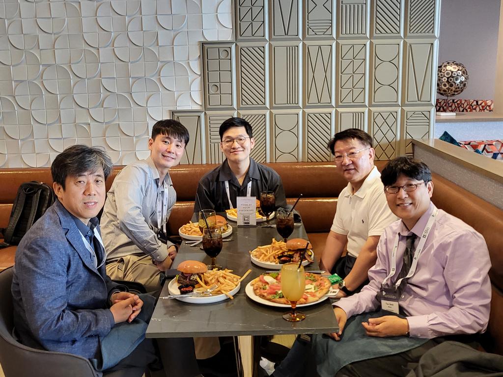 Lunch with Prof Sang Yup Lee's lab alums and Prof Lee at @SynBioBeta #SynBioBeta