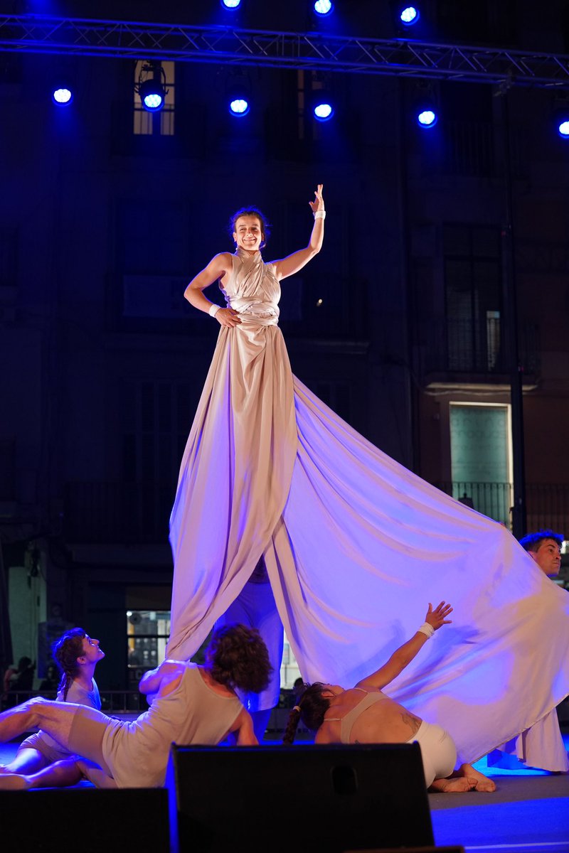 firatrapezireus's tweet photo. #Trapezi2024🎪
✨ Gran espectacle inaugural aquest vespre ✨
La Cia. #Uparte es mostren nus i vulnerables davant el públic del #Trapezi2024🎪, representant l’eterna recerca per alliberar-nos de les aparences, els prejudicis i els rols. 👏🏻
@ReusCultura @reus_cat https://t.co/Vy2ZCXWUQ8