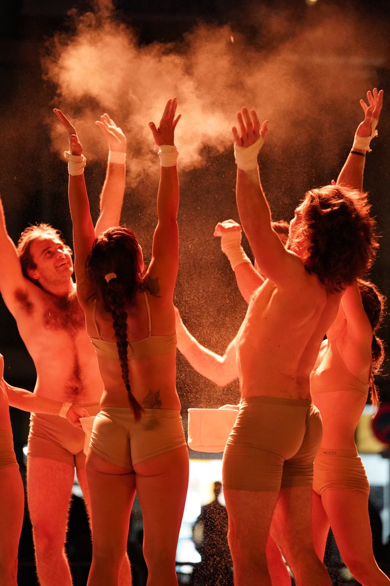 firatrapezireus's tweet photo. #Trapezi2024🎪
✨ Gran espectacle inaugural aquest vespre ✨
La Cia. #Uparte es mostren nus i vulnerables davant el públic del #Trapezi2024🎪, representant l’eterna recerca per alliberar-nos de les aparences, els prejudicis i els rols. 👏🏻
@ReusCultura @reus_cat https://t.co/Vy2ZCXWUQ8
