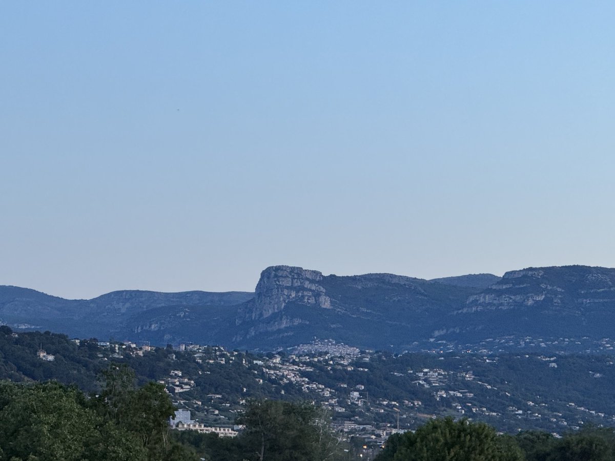 Bonjour à tous 😉👍
Belle journée qui s’annonce avec ce beau ciel dégagé sur Nice mais aussi sur St Jeannet et son magnifique Baou 😃😍
#cotedazurfrance