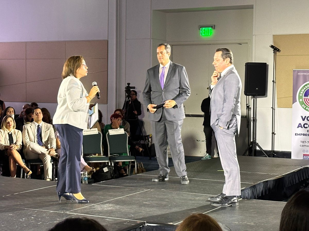 ¡Gracias a la @CamaraPR por permitirme moderar el primer foro con los aspirantes a la gobernación de Puerto Rico junto a los distinguidos compañeros periodistas @jgonzalezpr y @joseorlandodr !