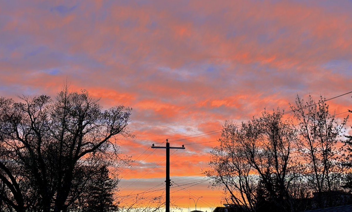 Calgary: The Great Skies City? red sky at night sailor’s delight. Smooth sailing for tomorrow’s drive to Rosebud. @TravelAlberta @TourismCalgary #sunsets #calgary