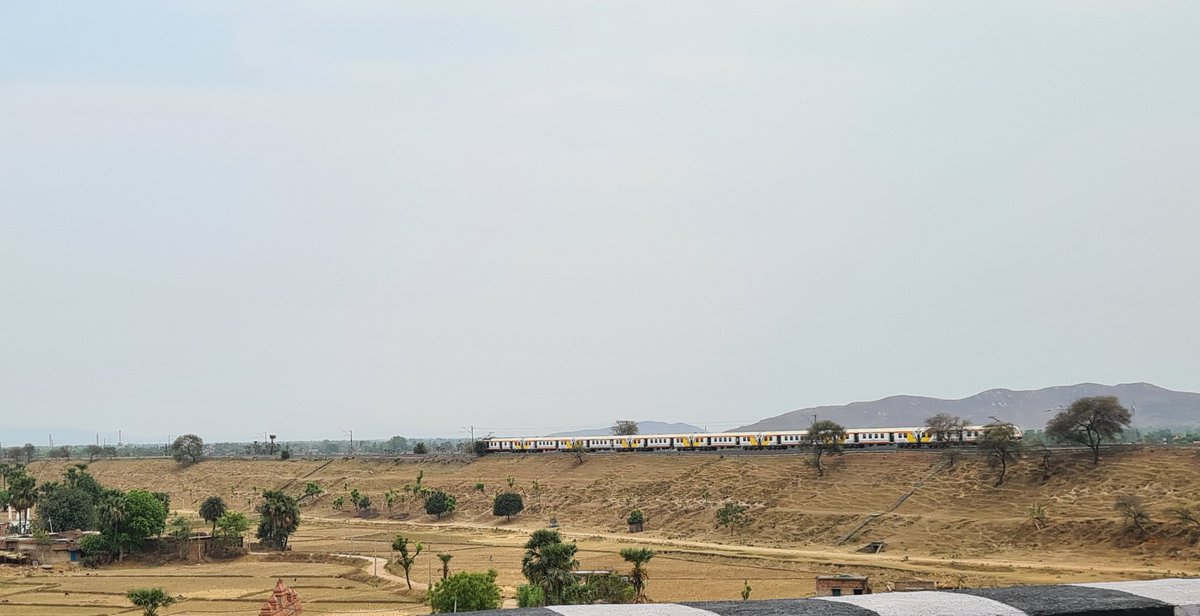 The landscape of southern Bihar is very different to the northern plains but no less beautiful and often enhanced by hilly backdrops that hide many secrets (more to come on that) MeNwhile, can you spot the train? #BiharRoadTrjp @biharfoundation @AboutIndia
