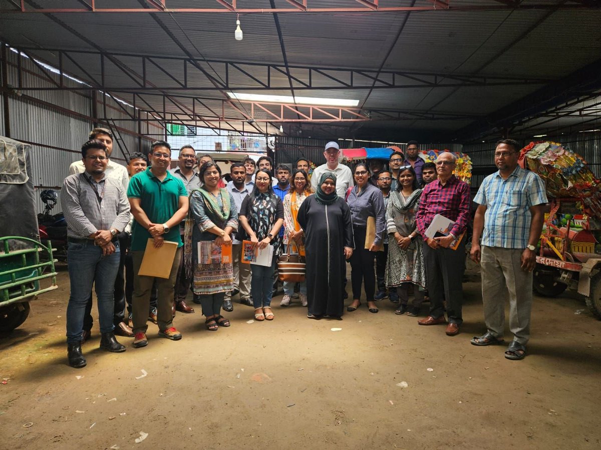 Team Europe for Green Energy Transition visited us this week in a #solar-powered #EV charging garage equipped with smart batteries close to #Dhaka  @EUinBangladesh. Key puzzle piece for a successful #energy #transformation! 

@giz_gmbh @BMZ_Bund @AFD_France @IFC_SouthAsia