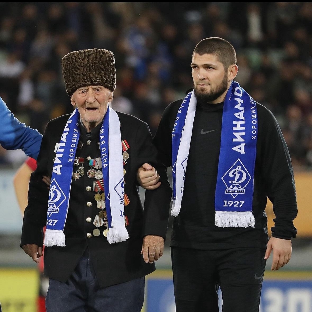 championat's tweet photo. ❌ Лига чемпионов
✅ Первая лига

Хабиб не поехал в Мадрид, вместо этого он выбрал вечер в компании ветерана Великой Отечественной войны и героя России Ибрагим-Паши Султановича Садыкова на матче махачкалинского «Динамо» и «Химок». Единственно правильный выбор в День Победы ❤️ https://t.co/1RtbJVDkr9