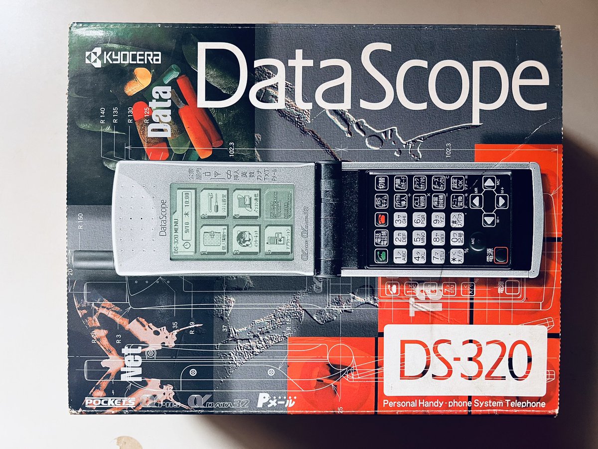 U5U1_'s tweet photo. #datascope
事務所の片付けしてたら遺物発掘
キョーセラのデータスコープ
ピッチです
PDAからスマホに移行するまでの過渡期的な時期の端末
でもスマホ出てくるまではまだまだ時間掛かった
この時期他の端末も楽しいのがいくつかあったな🩵
実用性は別笑
これでパソコン通信繋がった時は感動した☺️ https://t.co/cFMMRFytTg