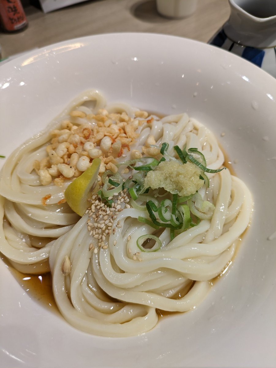 kankankan2010's tweet photo. 日本橋三越のイートインで「日の出製麺所」のぶっかけ大盛。香川で1時間しか営業しない超有名うどん店。
昔香川でうどん屋さん巡りして美味しかったあのうどんが、デパ地下でたったの550円、大盛2玉でも660円というミラクル。もっちもちっ！！ https://t.co/Xfv85GTCzU