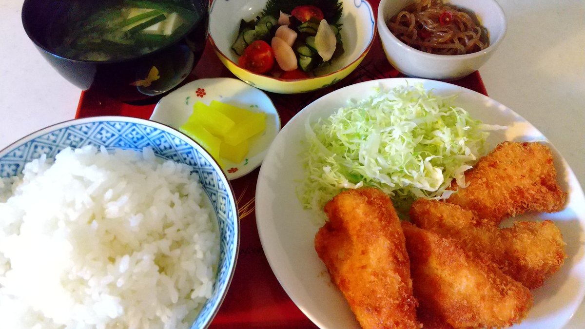 🍚男の昼ごはん🥢
🍗ササミのフライ
糸こんのピリ辛炒め
酢の物
(岩下の新生姜、ワカメ、きゅうり、プチトマト)
みそ汁(ニラ、豆腐)
たくあん