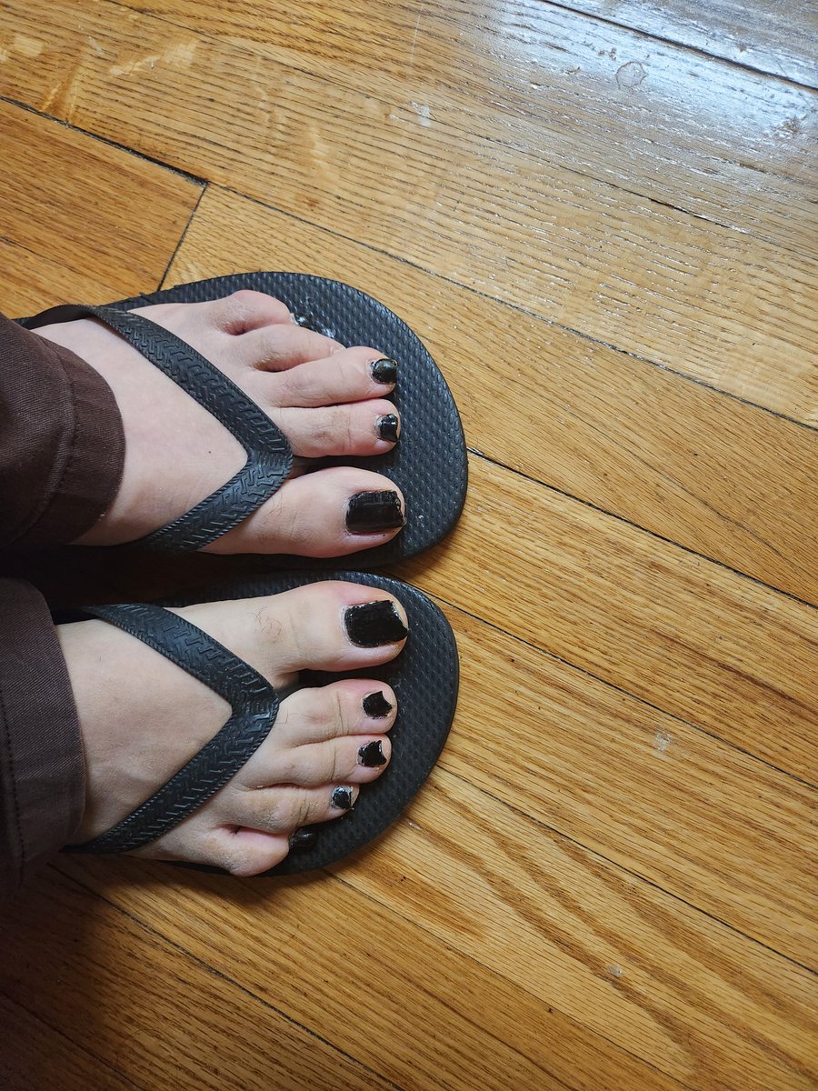 Dave10033's tweet photo. I did my toes again but I kept them black https://t.co/b6RbIJDB5G