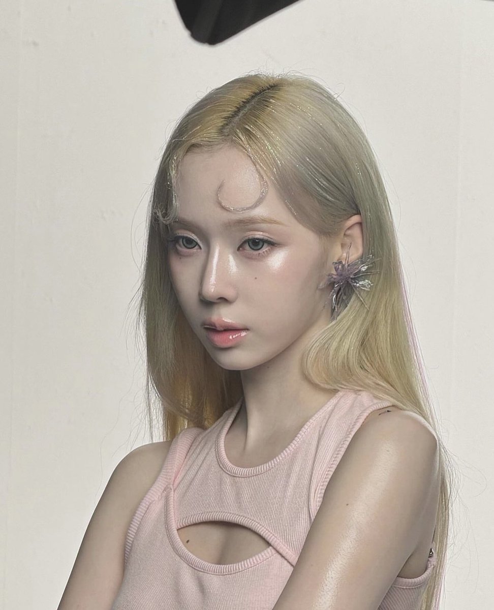 winter_Ayu_'s tweet image. 絵画なの？ルーヴル美術館に飾ってある？もしかして(大褒め言葉)

ツヤ感もマルジェラのメイクみたいだし目に光が無いのも良いし全てが100億点に揃いすぎて本当に好きだ！推し！！
 #aespawinter  #aespa