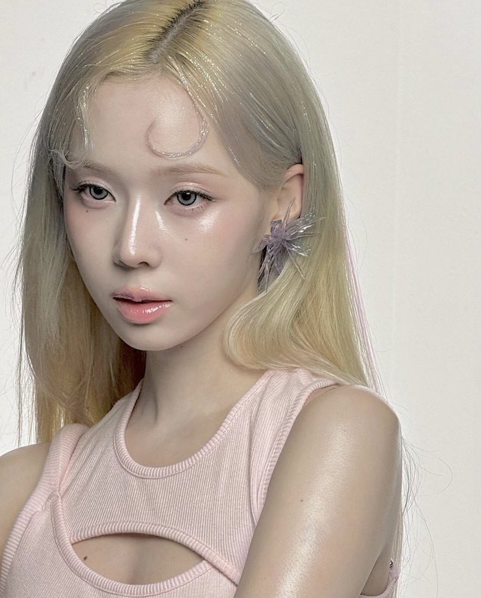 winter_Ayu_'s tweet image. 絵画なの？ルーヴル美術館に飾ってある？もしかして(大褒め言葉)

ツヤ感もマルジェラのメイクみたいだし目に光が無いのも良いし全てが100億点に揃いすぎて本当に好きだ！推し！！
 #aespawinter  #aespa