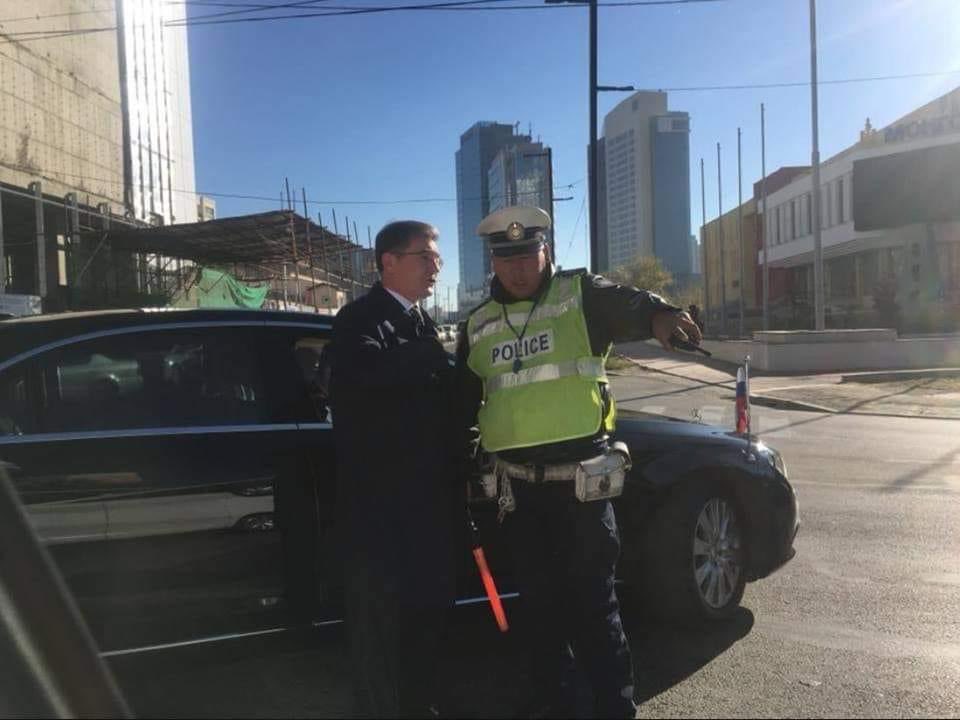 ~ Замын хөдөлгөөний дүрэм зөрчсөн ОХУ-ын элчин сайдын яамны автомашиныг цагдаа зогсоон шаардлага тавив. Элчин сайд өөрийн биеэр гарч ирж, дипломат эрх сануулав.
• Хэнийх нь зөв бэ?