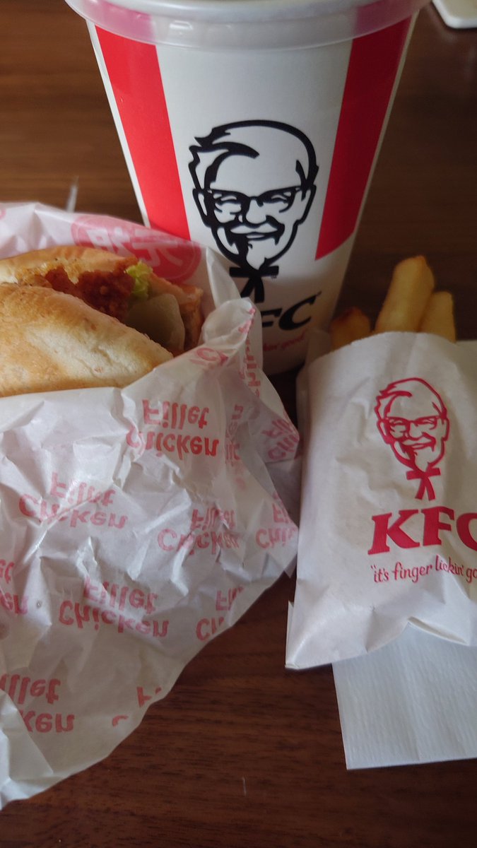 今日のランチ。 #ランチ #ケンタッキーフライドチキン #チキンフィレバーガー #ペプシコーラ #フライドポテト #lunch #kentuckyfriedchicken #chickenfilletburger #friedpotatoes #pepsicola