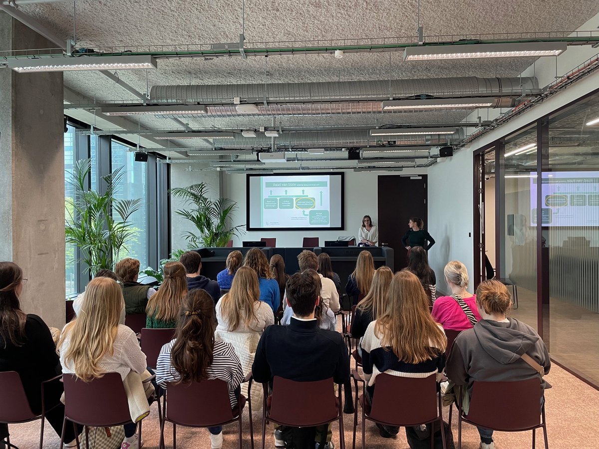 Dinsdag 7 mei mocht de DBRC een honderdtal studenten ontvangen van de KU Leuven Campus Kulak Kortrijk. De studenten 1e bachelor in de rechtenopleiding konden kennismaken met de gloednieuwe zittingszalen en de werking van de bestuursrechtscolleges. #vlaamsebestuursrechtspraak