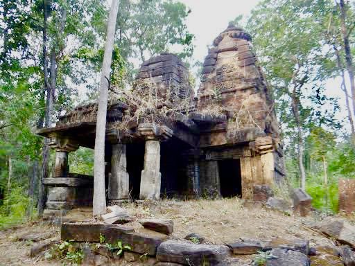 The LostTemples of Churna !

A 7th century  ancient temple shrouded in the veils of time and the whispers of the forest. Locals call it  Jhinjhini  Mahal and it is located within MP’s Satpura Tiger Reserve's Madai Zone .
@MPTourism