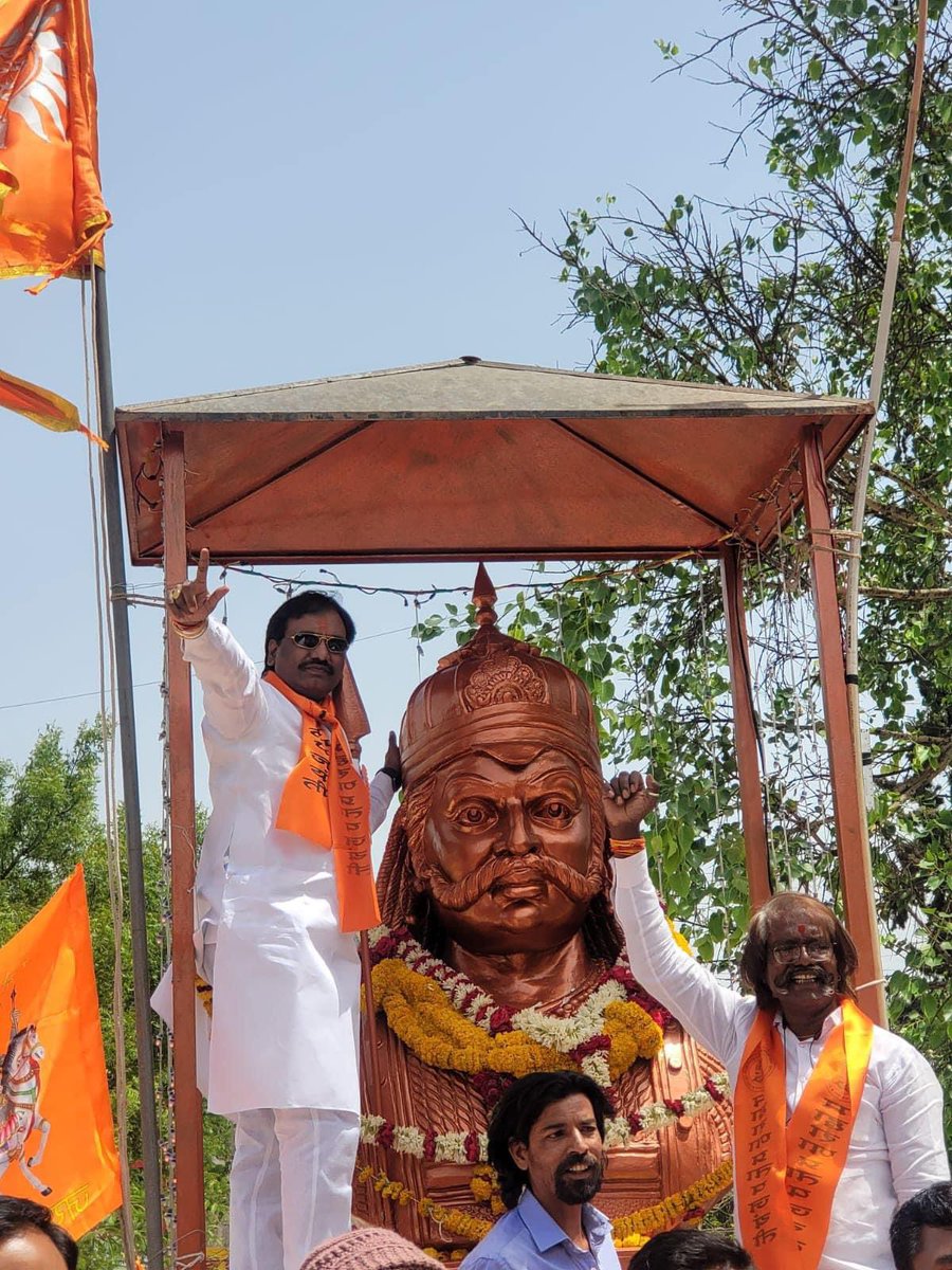 राणा प्रताप इस भरत भूमि के, मुक्ति मंत्र का गायक है। राणा प्रताप आजादी का, अपराजित काल विधायक है।। पत्थर-पत्थर में जागा था, विक्रमी तेज बलिदानी का। जय एकलिंग का ज्वार जगा, जागा था खड्ग भवानी का।। - पंडित नरेन्द्र मिश्र नरवीर महाराणा प्रताप यांना जयंतीदिनी कोटी कोटी वंदन.. 💐💐…