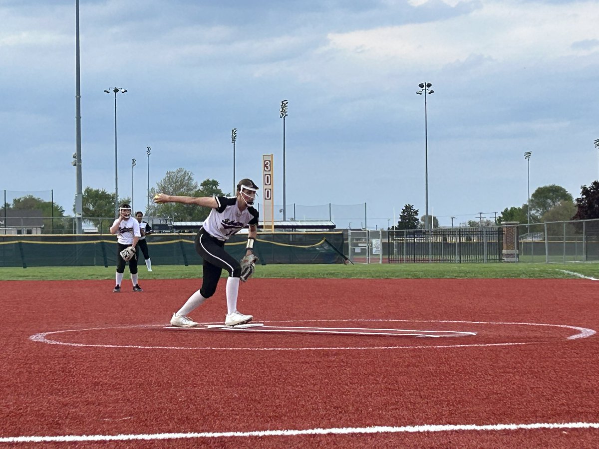 🥎 Good weekend of softball in Crown Point for my team. We went 4-1-1. Did well in the circle and at the plate, hit .667 on the weekend with 10 singles, 1 double and a home run over left field fence. @BatBusters09Rog @LakeCentralSB @MirandaElish