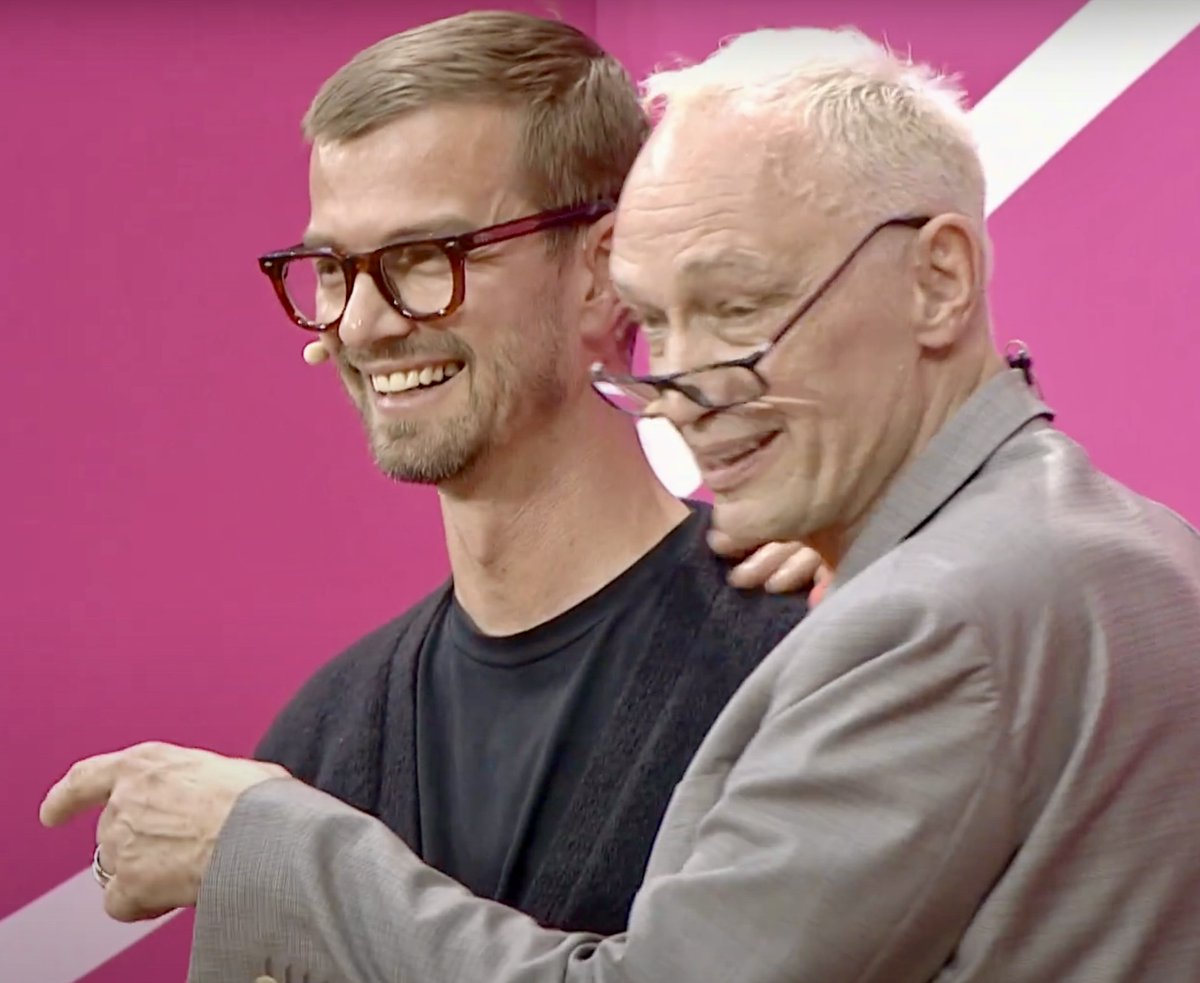 Jokolajokola's tweet photo. Ach Mensch, die private Geschichte von Joko und Jörg Hoppe, die zu Jokos besonderem Engagement bei der #yescon geführt hat, ist wirklich sehr berührend. "Das war schon ein Moment, wo mir ein wenig die Tränen in den Augen standen und ihm auch." Ab 01:02:17 #sunsetclub https://t.co/vxD2jBC5pb