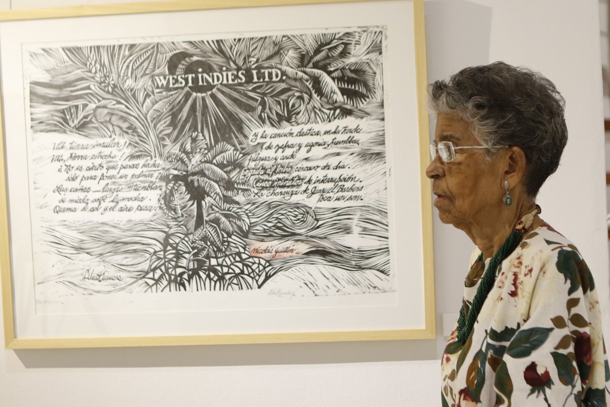 West Indies Ltd. Las Antillas, muestra inaugurada este #8DeMayo en la galería Villa Manuela de la #UNEAC, rinde homenaje al poemario de Guillén. 14 artistas integran la exposición que cuenta con museografía y curaduría de Lesbia Vent Dumois y a la que asistió  @BonetMartica.