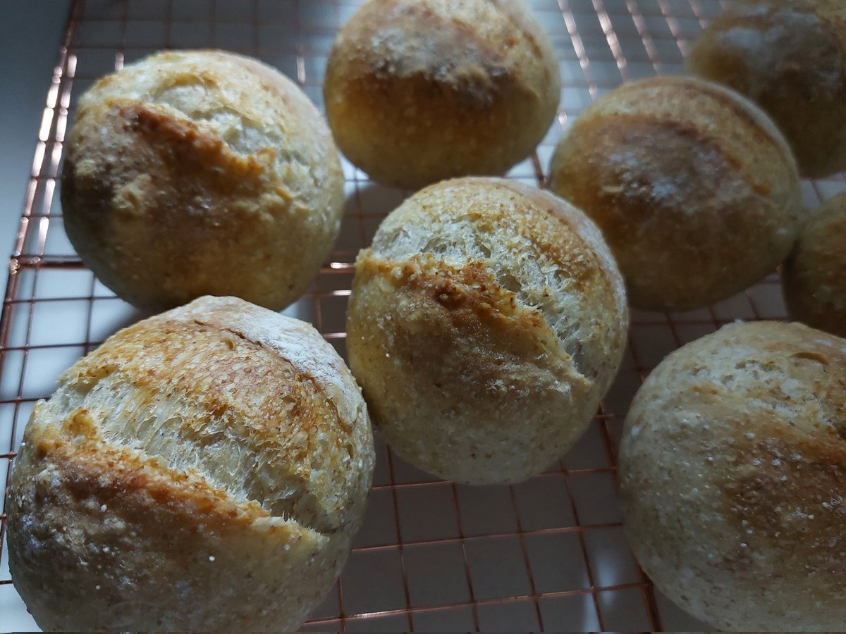今日のJK弁当はパン💝
サンドイッチと、いちごあん挟んだミニブール😊
ミニブールにはライ麦全粒粉と小麦ふすま入ってます。食物繊維～👍
夜中に焼きました😊

#パン作り　#手作りパン