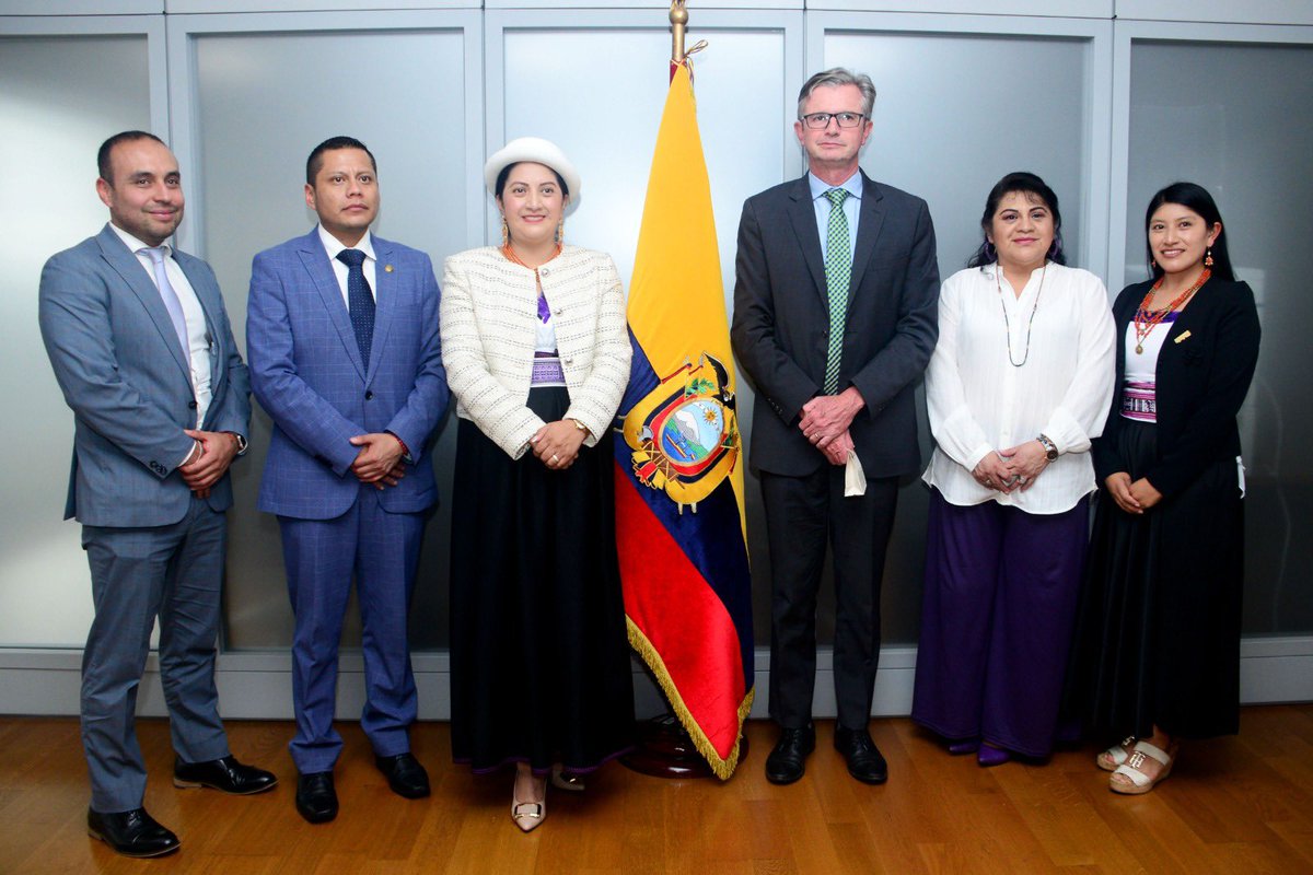 ☑️ #AgendaMEF | #ElNuevoEcuador impulsa el diálogo. 🤝 @JuanCVegaEC, ministro de @FinanzasEc, con los alcaldes @DianaCaiza2023 de Ambato y Marco Tapia de Gualaceo, ratificó la importancia del trabajo conjunto en beneficio de los ciudadanos y del país.