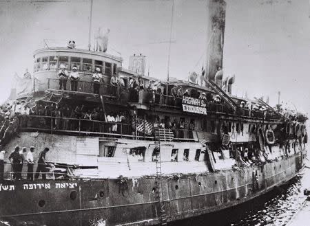 THE SHIP “EXODUS” ARRIVING AT PALESTINE’S HAIFA PORT PACKED WITH EUROPEAN JEWS IN 1947…🇩🇪👉🇵🇸 The European Israelis arrived to Palestine packed on ships begging the Palestinians to take them in. The Palestinians took them in like family and the European Jews betrayed them in…