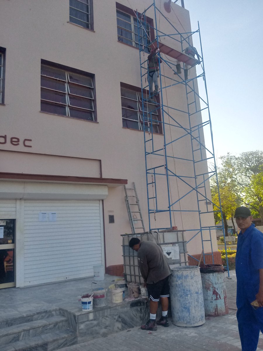 En dos días se ha pintado la mitad del frente del Bandec en la Sucursal 8981 de la #IslaDeLaJuventud, excelente trabajo del  TCP Isnel y sus muchachos lo que demuestra que #SiSePuede Con #SentirPinero, luchar #PorUn26EnEl24