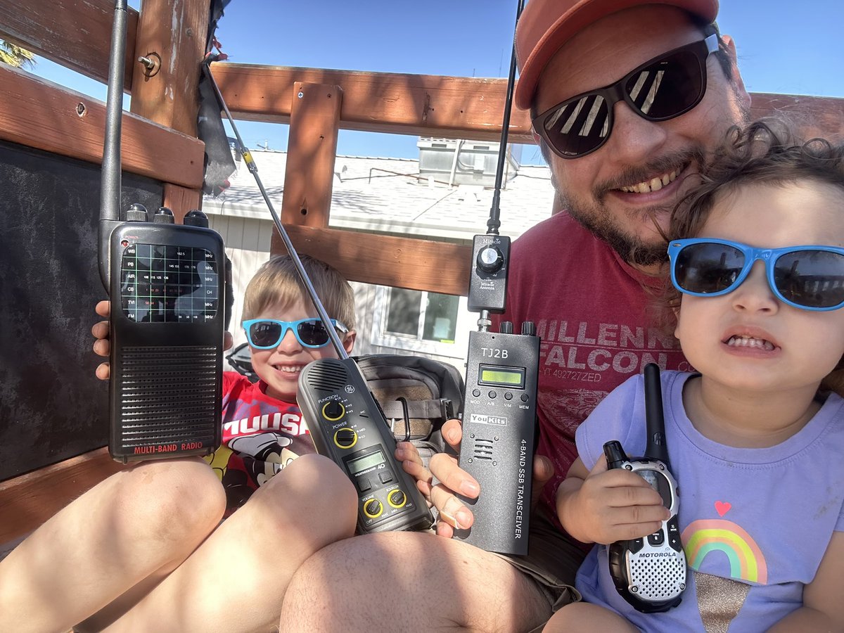 Playing radio & picnicking with the kiddos on top of their fort. Picked up all kinds of cool activity on these fun old rigs! Even heard some CB DX. 

#HamRadio #FRS #GMRS #CBradio #scanner #27mhz #AmateurRadio #HamHarder #CB #RadioStuff #thebandsaredead #HamLife