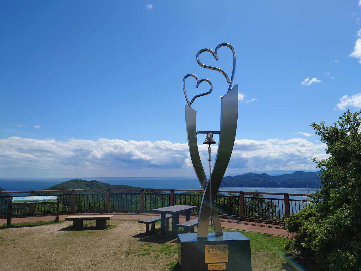 soranpomoon's tweet image. おはようございます☀︎

たぶん20年ぶり？くらいにブランコ乗りました。

久しぶりに童心に帰りました。
海の見えるブランコは…よかったです。
幸せの鐘🔔𓈒𓂂𓇬も鳴らしてきました。

本日もよろしくお願いします。

 #かこそら  #カコソラ
 #カコウミ