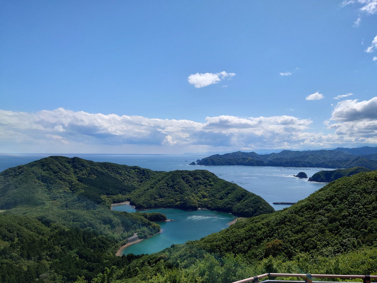 soranpomoon's tweet image. おはようございます☀︎

たぶん20年ぶり？くらいにブランコ乗りました。

久しぶりに童心に帰りました。
海の見えるブランコは…よかったです。
幸せの鐘🔔𓈒𓂂𓇬も鳴らしてきました。

本日もよろしくお願いします。

 #かこそら  #カコソラ
 #カコウミ