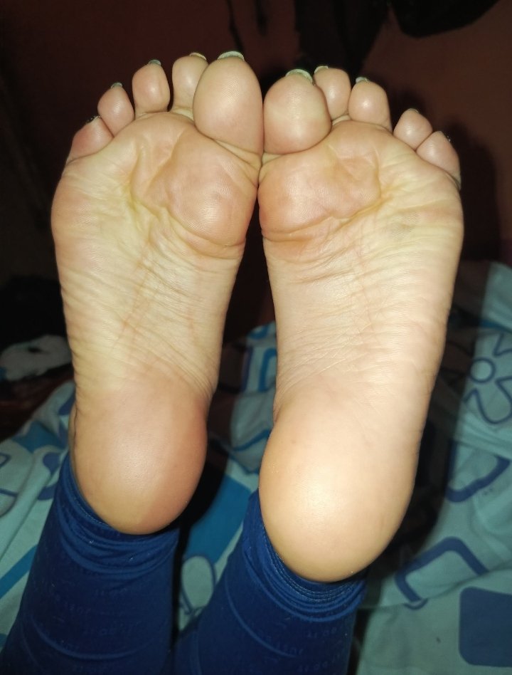 After a long day, my feet are sweaty and available for you, so don't keep me waiting 😏🔥