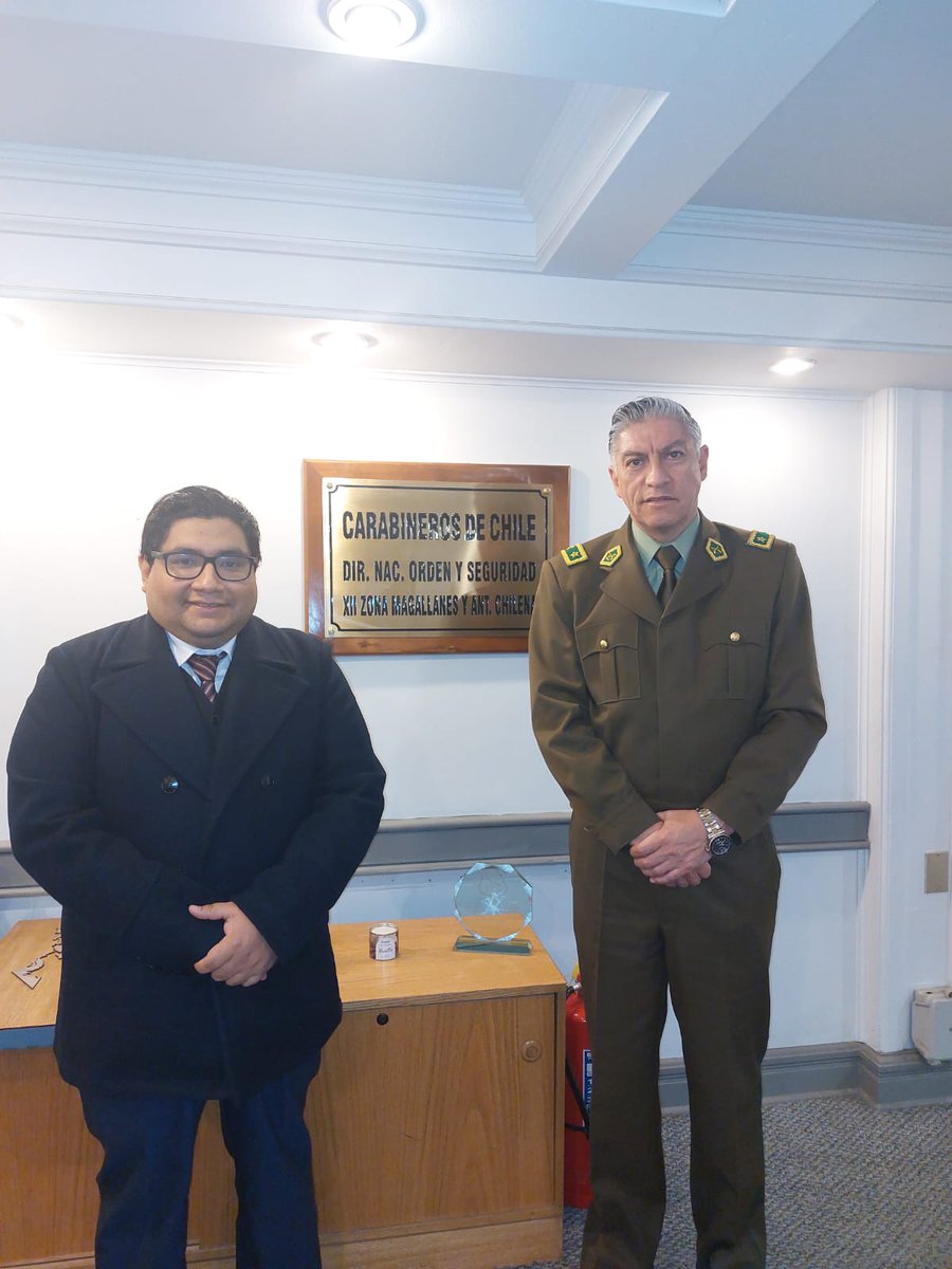 El jefe de zona de @CarabMagallanes, General Marco Alvarado recibió la visita protocolar del Cónsul Adjunto del Ministerio de Relaciones Exteriores del Consulado General de #Perú don Jesús Salazar Paiva, compartiendo ideas y estrechando lazos entre naciones hermanas #OrdenyPatria