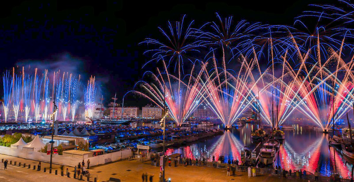 ✨ #CélébronsLesJeux 💫 🌟 Sublime arrêt sur image sur le bouquet final de cette journée historique, avec le Vieux-Port de #Marseille qui scintille de mille feux🎆 📸Nicolas Chavance, Groupe F pour la Métropole Aix-Marseille-Provence