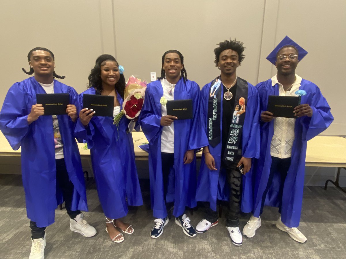 Congrats to a few of our Mesabi Range MBB Graduates 🎓💙🏀 for walking the stage today
#2 Len McClain
#5 Khalil Holmes 
#1 Kaelab Roberts 
#3 Deaveayon Smith