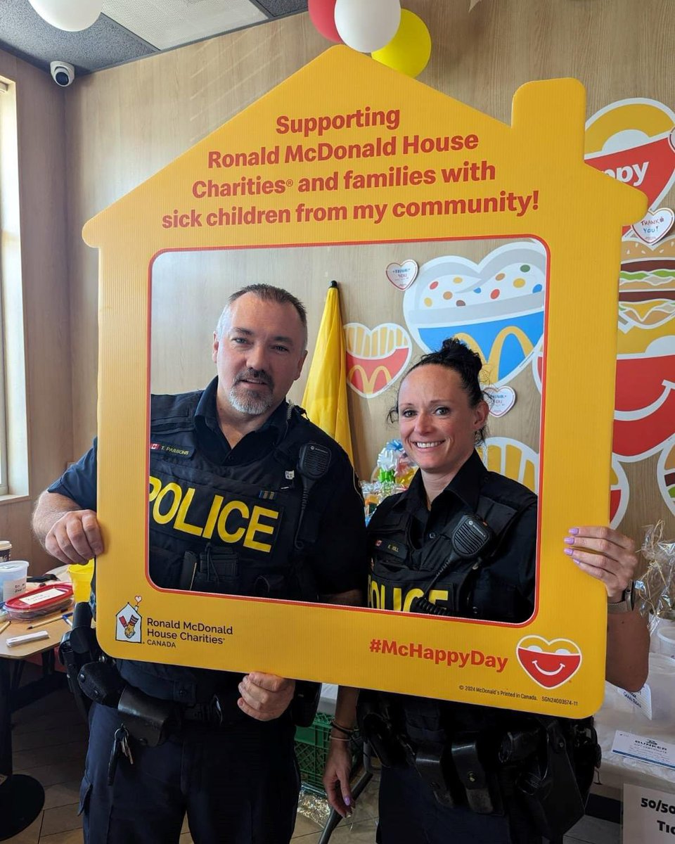 While #LambtonOPP were busy in Petrolia for #McHappyDay, members also gave a helping hand @mcdonaldscanada in Grand Bend. Thank You Sarnia-Lambton for making today such a success! ^jr