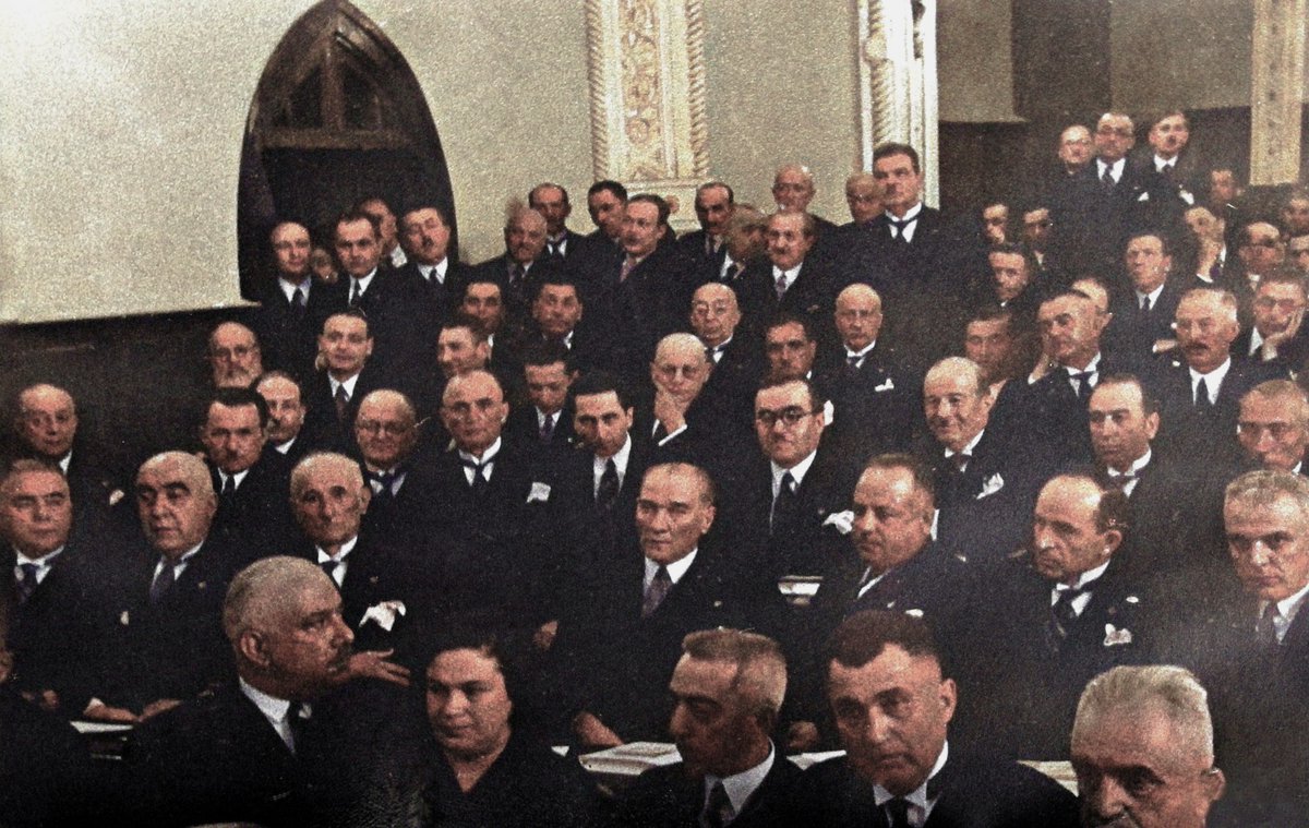 #TarihteBugün 📅 Gazi Mustafa Kemal Atatürk, CHP'nin 4. Büyük Kurultayı'nda milletvekilleri arasında Kurultayı takip ederken. (9 Mayıs 1935)