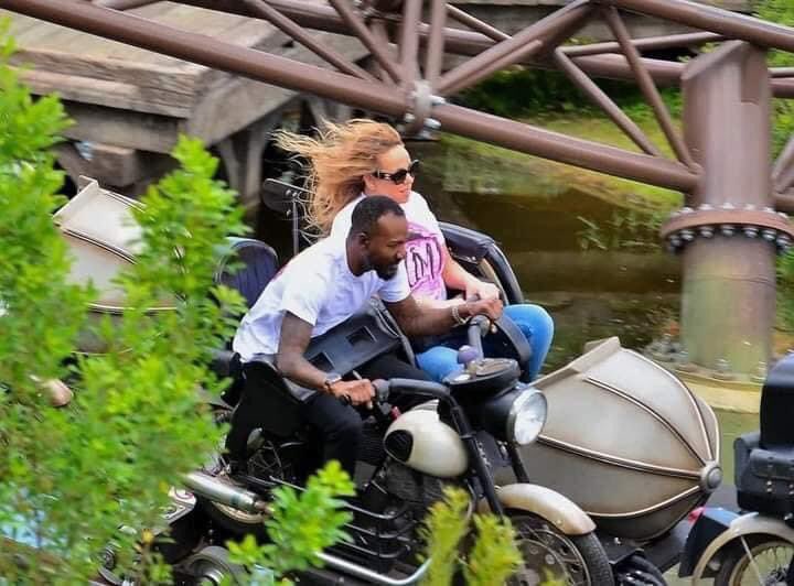 gabrielmahalem's tweet photo. E a Mariah que foi na montanha russa do Harry Potter com o cabeleireiro pra não sair despenteada? HAHAHAHAHHAHA #mariahcarey #mariah https://t.co/9CWiUdrfUC